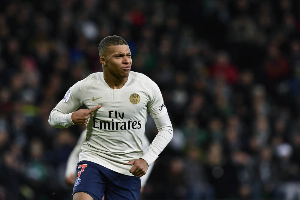 西藏阿里军分区某边防团官兵进行巡逻